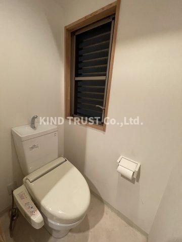 トイレ　落ち着いた色調のトイレです