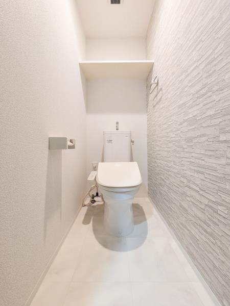 トイレ　落ち着いた色調のトイレです