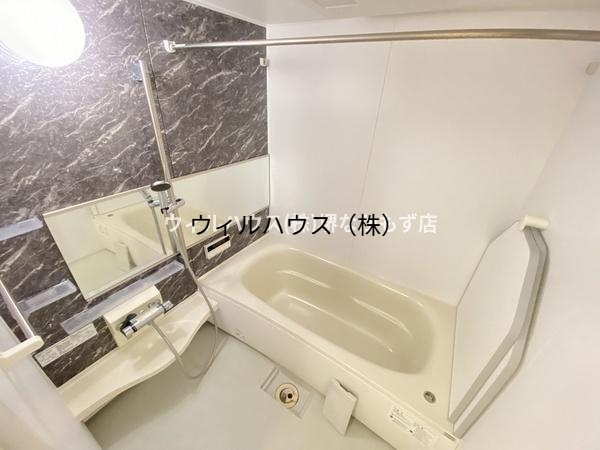 バス・シャワールーム　浴室乾燥機、追焚機能付の広々バスルーム！
