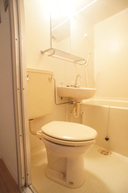 トイレ　白を基調とした空間で清潔感のあるトイレです♪