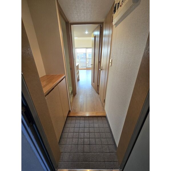 玄関　室内写真は別部屋の写真です。