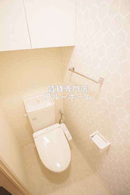 トイレ　収納棚付き！温水洗浄便座付きのトイレです！
