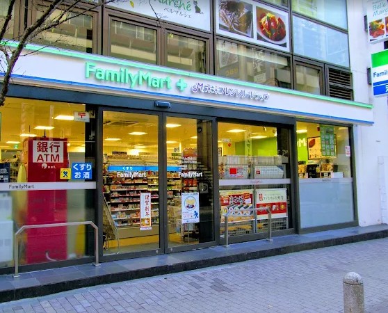 コンビニ　ファミリーマート赤坂見附駅前店（コンビニ）まで126m