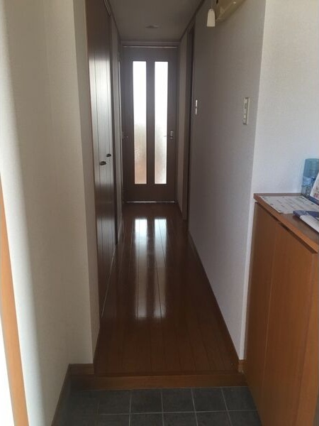 玄関　※写真は同じマンションの違う部屋のものになります。