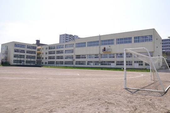 中学校　札幌市立北辰中学校（中学校）まで481m