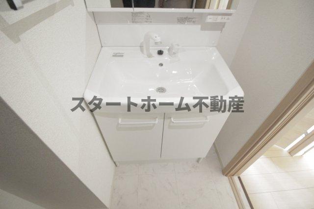 洗面設備　明るい洗面所です
