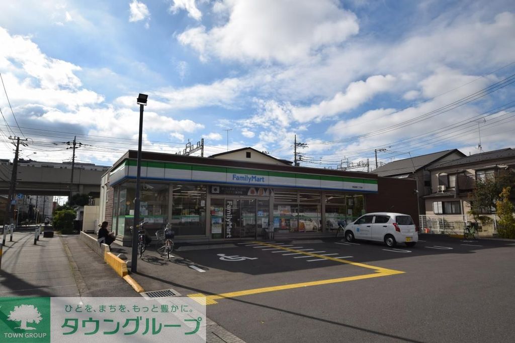 コンビニ　ファミリーマート草加旭町二丁目店（コンビニ）まで160m