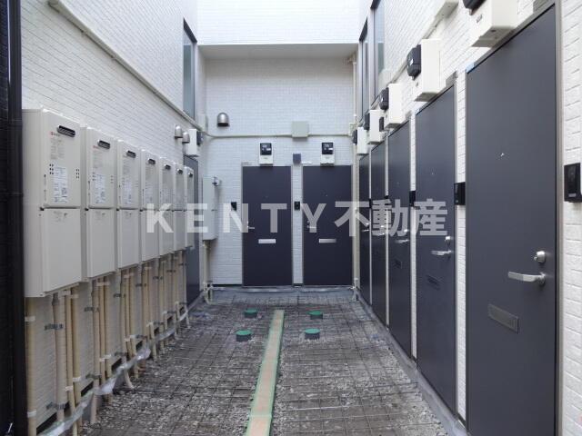 エントランス　落ち着いたエントランスです