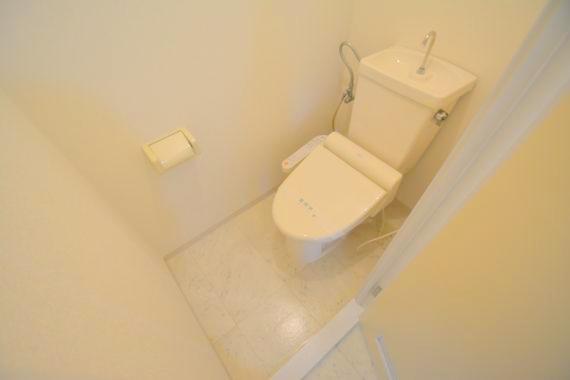 トイレ　綺麗なトイレにはウォシュレット標準装備です。