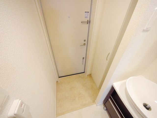 玄関　同物件別部屋写真