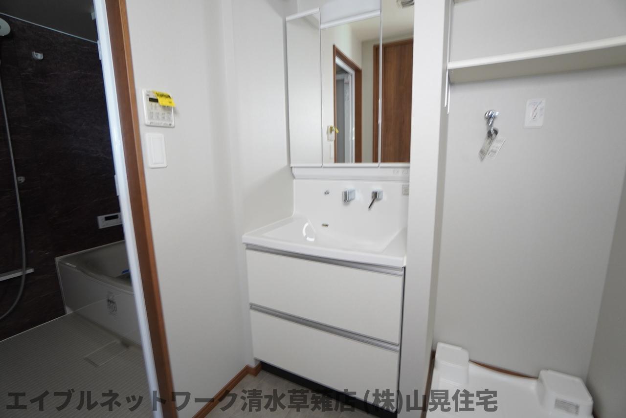 洗面設備　ゆったりとスペースのある洗面所