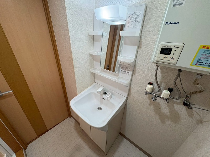 洗面設備　独立洗面台です。大きくてよいですね。シャンプーもできます。