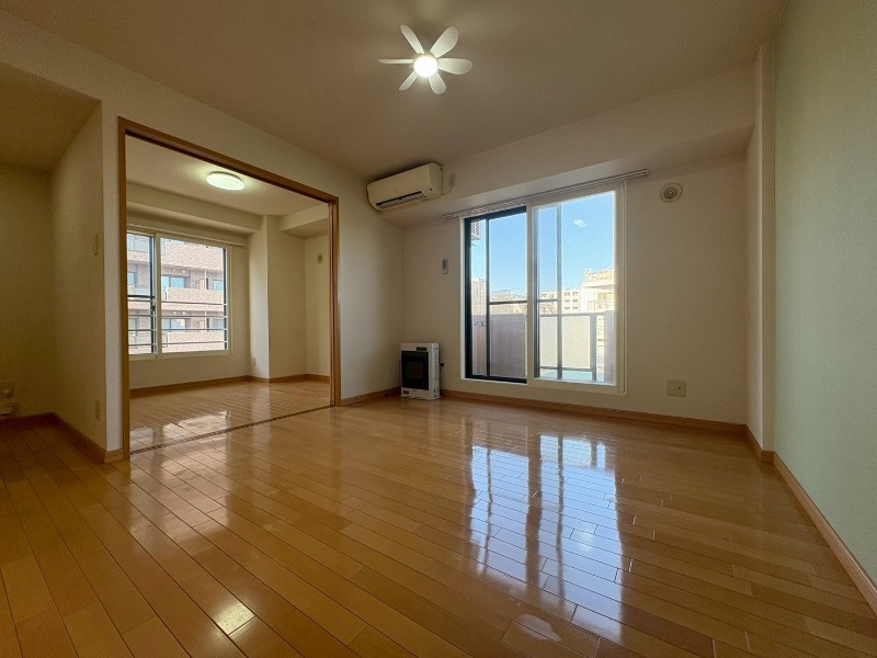 居室・リビング　広くてキレイなお部屋が広がっていて、充実した生活が送れそう。