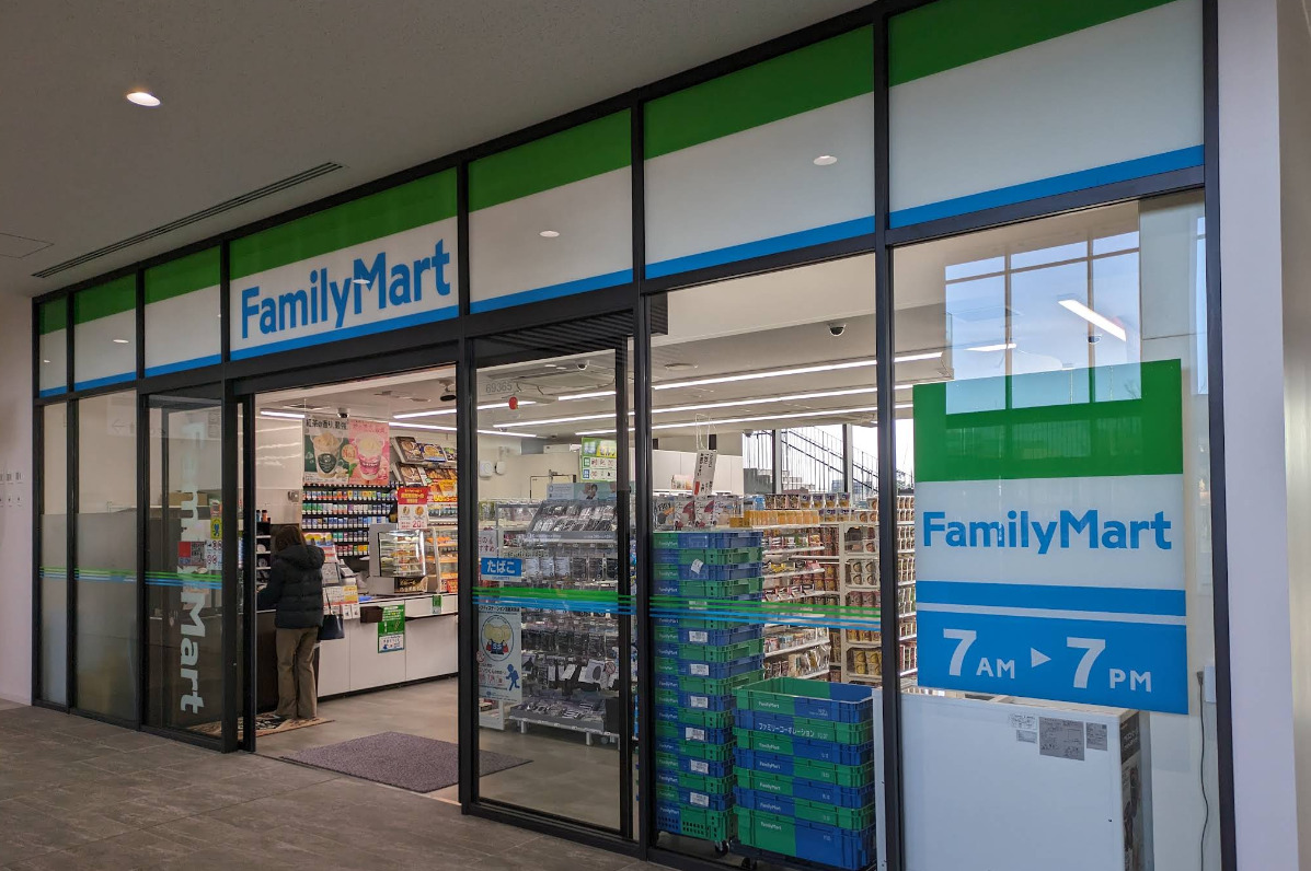 コンビニ　ファミリーマート越谷市役所／S店（コンビニ）まで494m