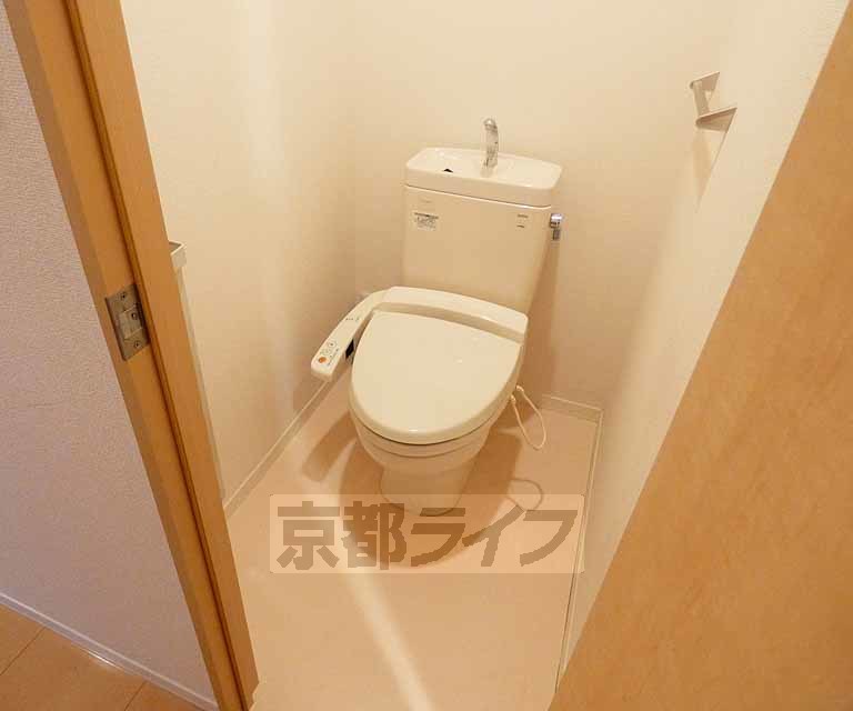 トイレ　清潔感のあるシャワートイレです