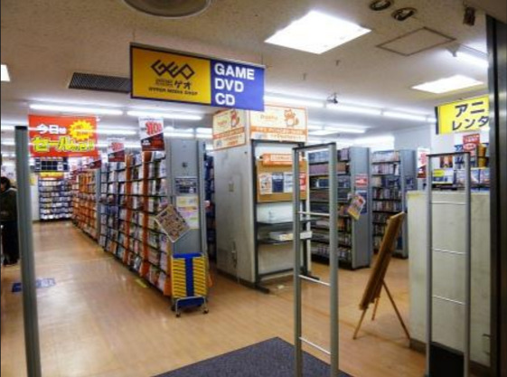 レンタルビデオ　ゲオ横浜六浦店（レンタルビデオ）まで462m