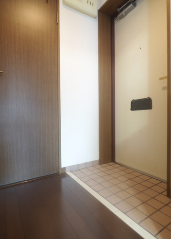 玄関　別部屋の画像を使用しております。