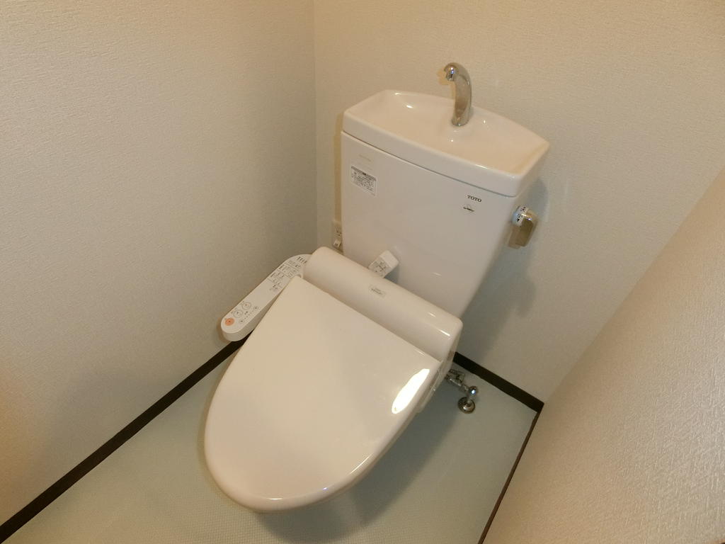 トイレ　温水洗浄便座つきです
