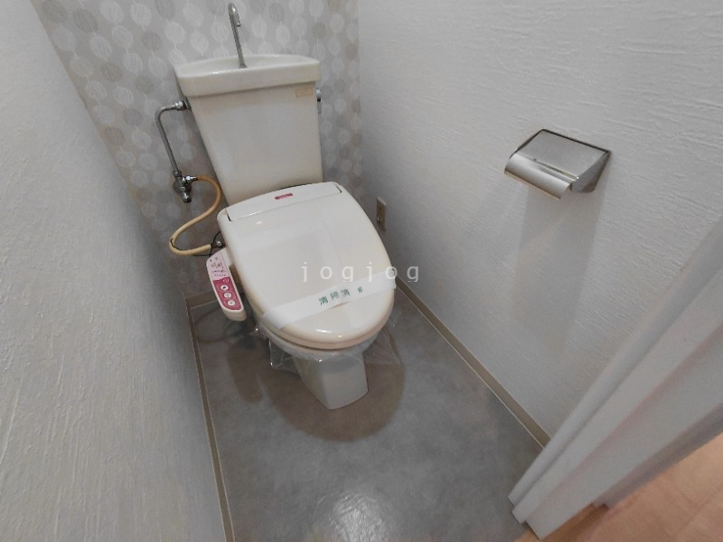 トイレ　嬉しい温水洗浄便座付きのトイレです。