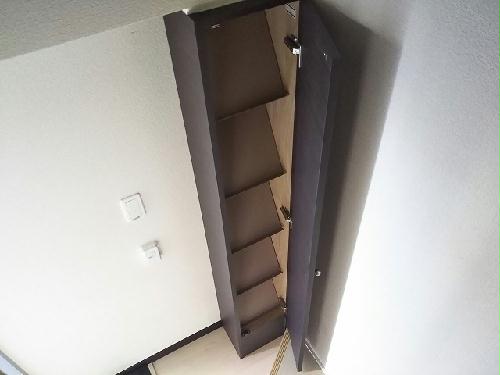 玄関　玄関を開けるとすぐにシューズボックスがございます