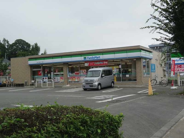 コンビニ　ファミリーマート（コンビニ）まで400m