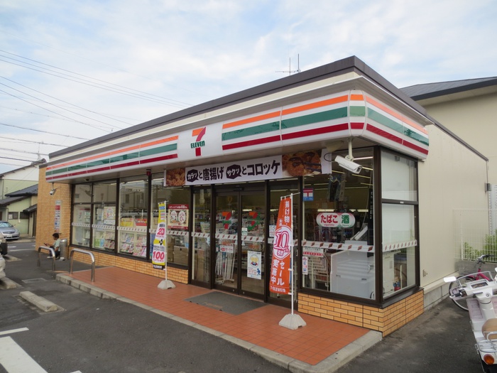 コンビニ　セブンイレブン（コンビニ）まで580m