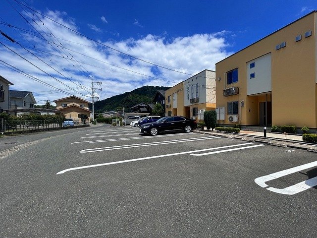 駐車場　車をお持ちの方に嬉しい駐車場付きの物件です