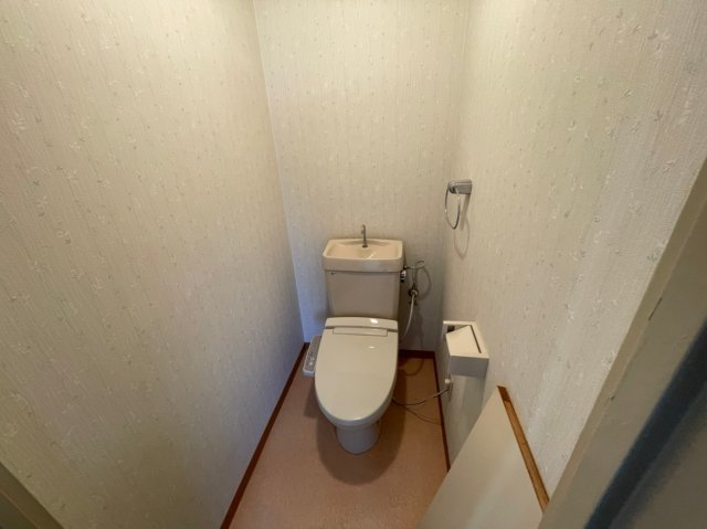 トイレ　イメージとして同建物他部屋を表示しています