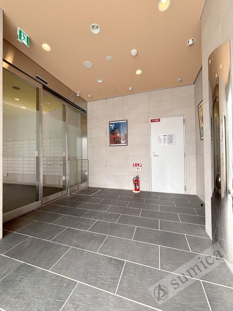 エントランス　落ち着いたエントランス。マンションを演出します。