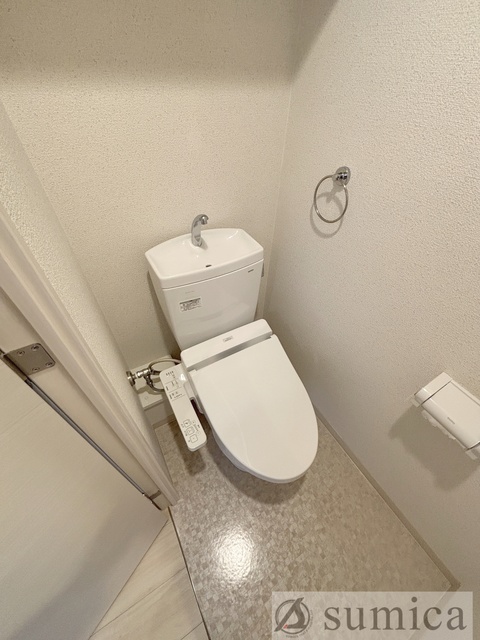 トイレ　人気アイテムの温水洗浄便座。清潔感のあるトイレです。