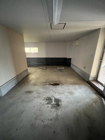 駐車場　シャッター付き駐車場です