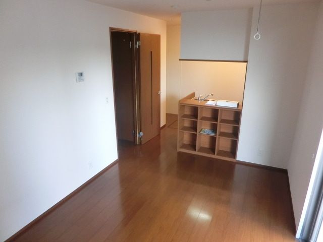 その他部屋・スペース　バルコニー側からのリビングです