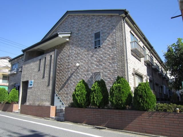 建物外観　周辺に生活施設多数有り。