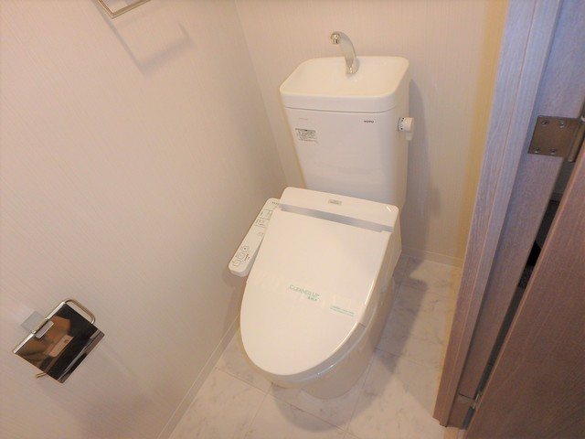トイレ　温水洗浄便座付きのトイレです。