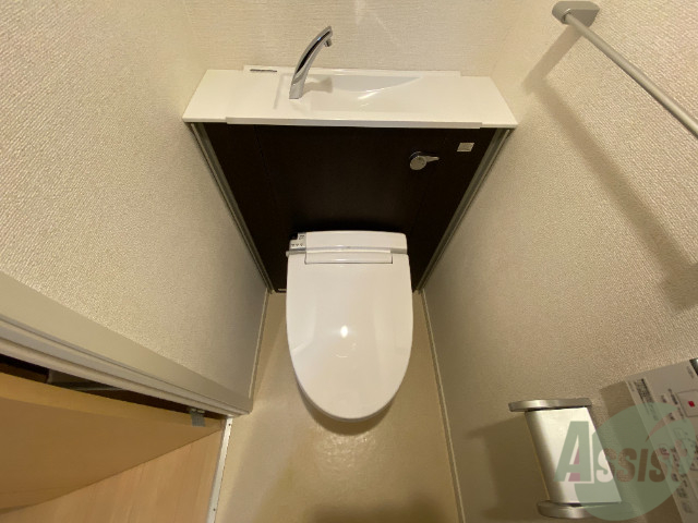 トイレ　温水洗浄便座なので快適に使用できそうですね。
