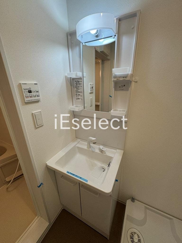 洗面設備　お洒落な独立洗面台です