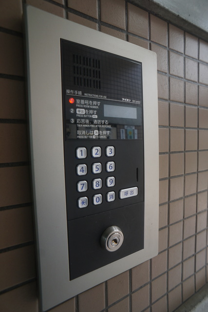 セキュリティ　不審者やセールスなどの侵入を防ぐことができるオートロック付！