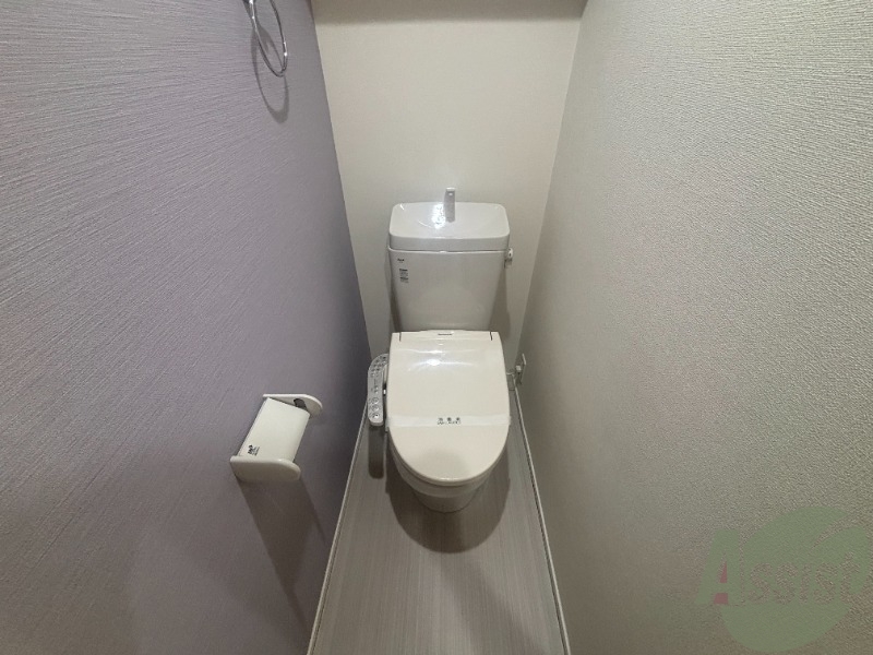 トイレ　トイレは温水洗浄便座です。シンプルな雰囲気になっています。