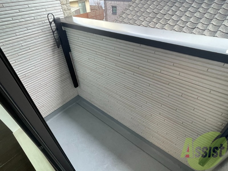バルコニー　ルコニーはこちらです。広いのでのびのびと洗濯を干せますね。