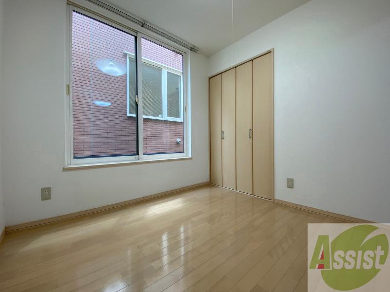 その他部屋・スペース　寝室はこちらです。光が差し込む、温かみのあるお部屋です。