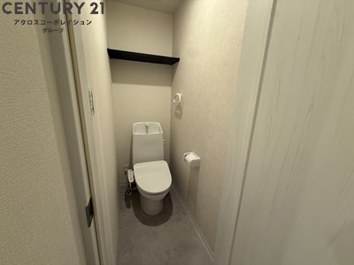 トイレ　収納棚あり・温水洗浄便座完備