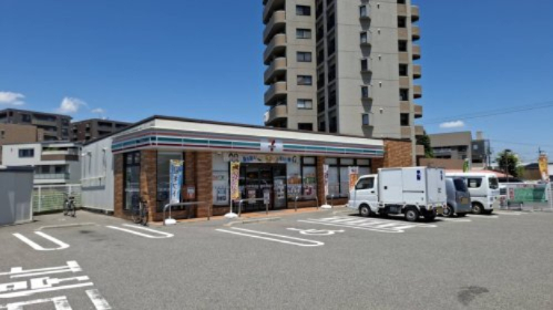 コンビニ　セブンイレブン 橿原新賀町店（コンビニ）まで657m