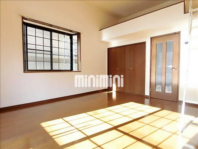 居室・リビング　８．９帖の洋室。角部屋で２面に窓があります。