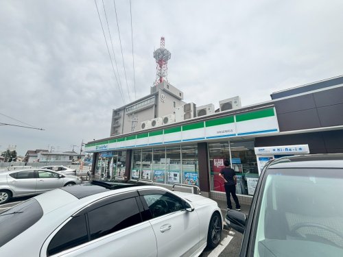 コンビニ　ファミリーマート 岸和田南町店（コンビニ）まで325m
