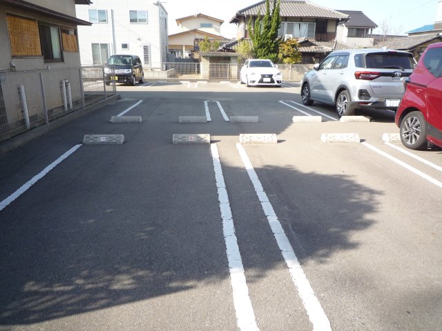 駐車場　車をお持ちの方に嬉しい駐車場付きの物件です