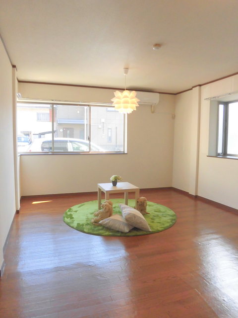 居室・リビング　開放感のあるリビング　角部屋3面採光　※家具はイメージです
