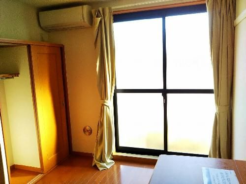 レオパレスティエラIIの居間写真