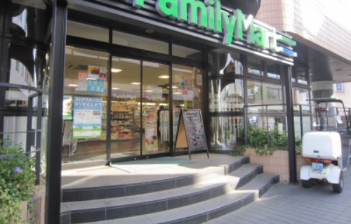 コンビニ　ファミリーマート 南青山四丁目店（コンビニ）まで387m