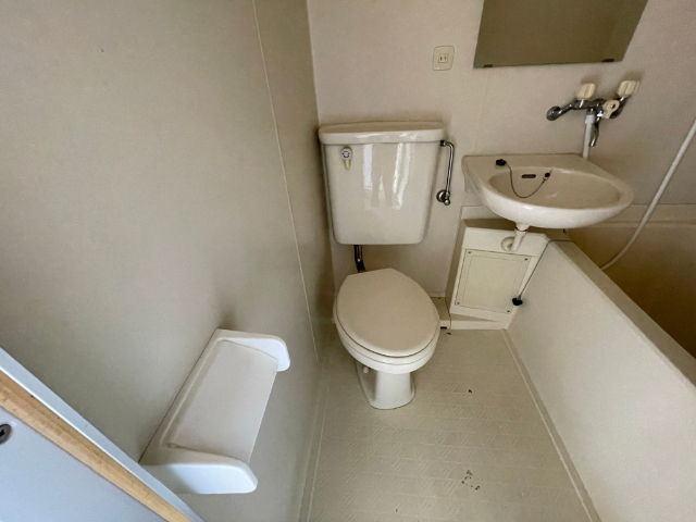 トイレ　※室内写真は別室サンプル写真。