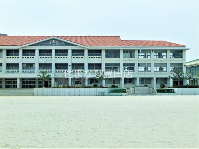 小学校　みよし市立三好丘小学校（小学校）まで1020m